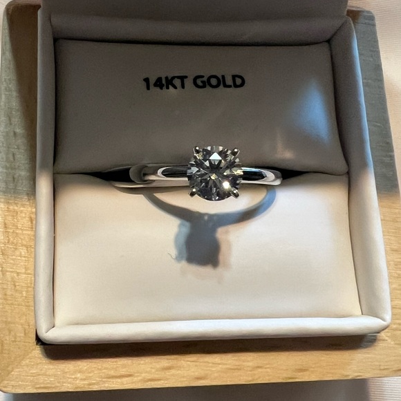 14KT Gold Ring - Picture 4 of 9